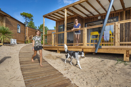 Houten stacaravan met terras en zandpad op CLICOCHIC Petit Bec, St Hilaire de Riez.