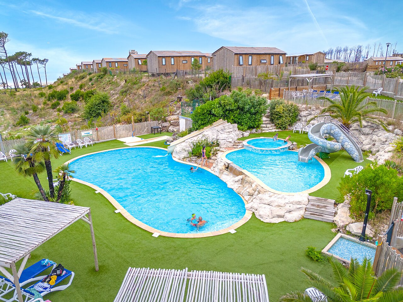 Buitenzwembad, glijbanen, jacuzzi, Mobil-homes op camping CLICOCHIC Petit Nice, PYLA SUR MER.