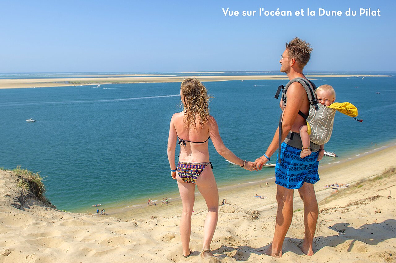 Koppel met baby bewondert oceaan vanaf Dune du Pilat, Gironde.