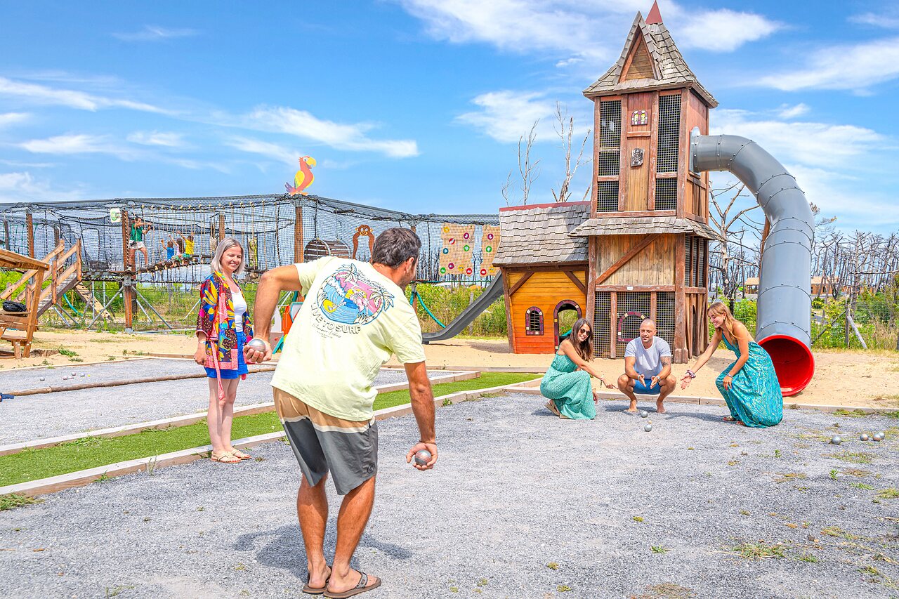 Petanque en speeltuin op camping CLICOCHIC Petit Nice in PYLA SUR MER.