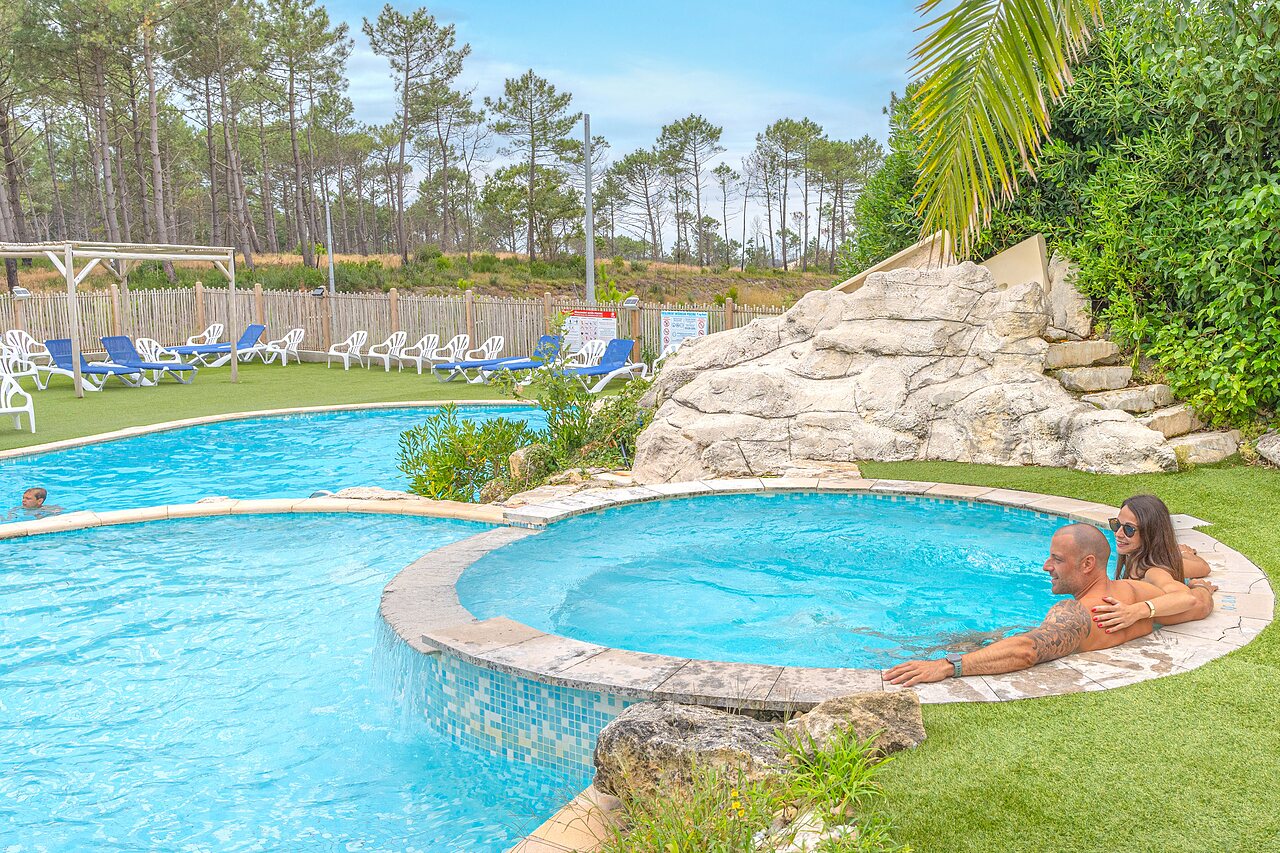 Buitenzwembad met jacuzzi en ontspannend stel op camping CLICOCHIC Petit Nice, PYLA SUR MER (33).