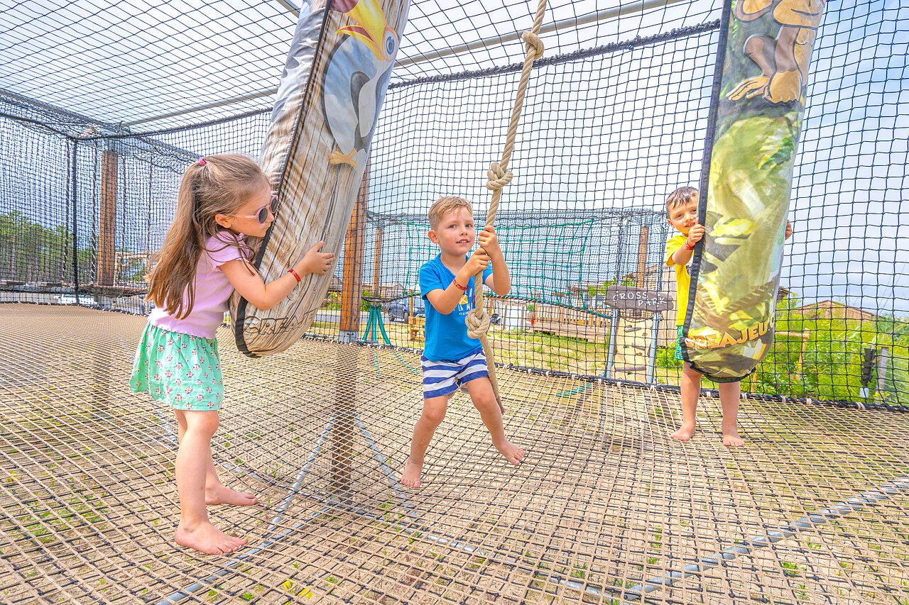 Netten speeltuin voor kinderen op camping CLICOCHIC Petit Nice, Pyla sur Mer.