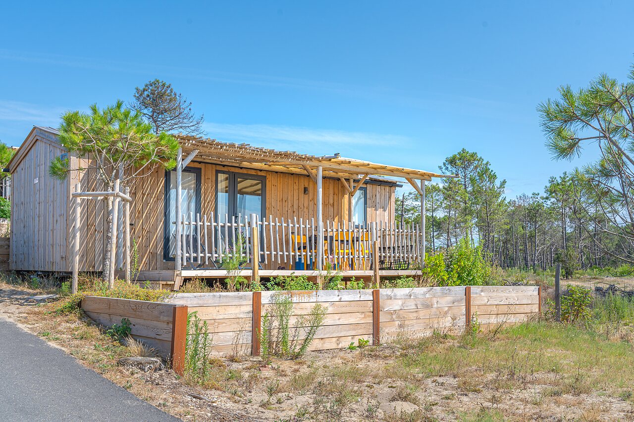 Tafeltennissers op multisportterrein op camping CLICOCHIC Petit Nice in PYLA SUR MER (33).