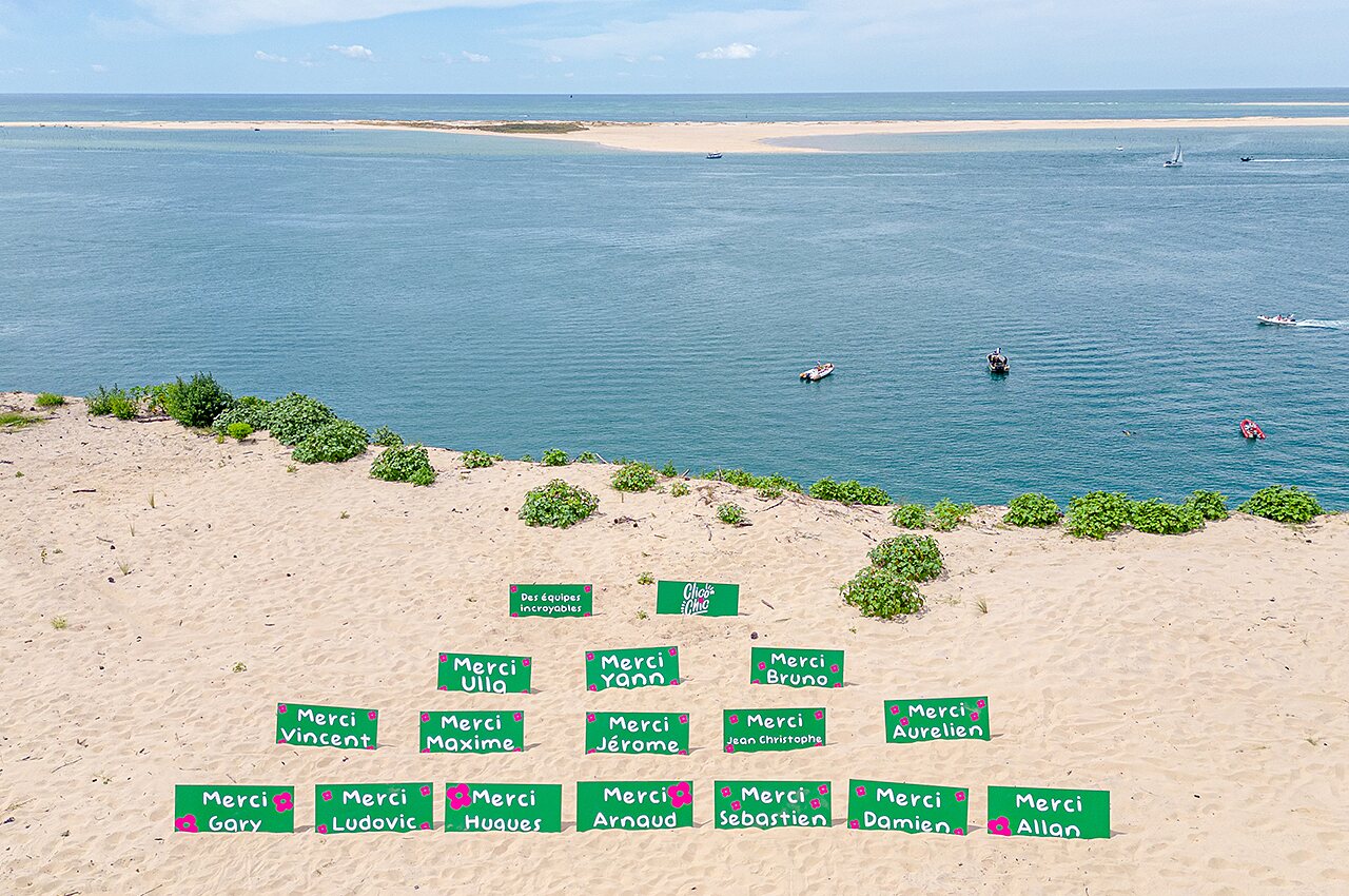 Volleyballers op het strand bij zonsondergang op camping CLICOCHIC Petit Nice in PYLA SUR MER (33).