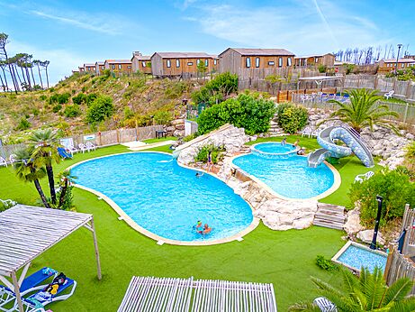 Zwembad en glijbaan op camping CLICOCHIC Petit Nice, PYLA SUR MER (33).