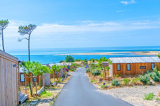 Moderne stacaravans, strand en zee op camping CLICOCHIC Petit Nice in PYLA SUR MER (33).