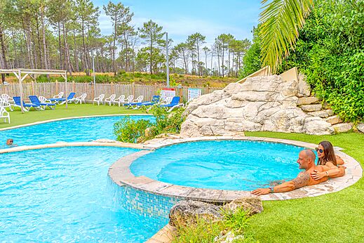 Buitenzwembad en jacuzzi op camping CLICOCHIC Petit Nice in PYLA SUR MER (33).