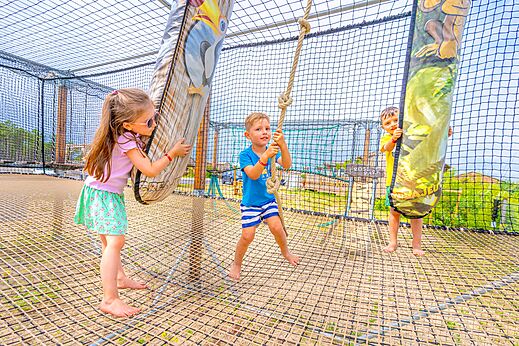 Netten speeltuin met kinderen op camping CLICOCHIC Petit Nice.