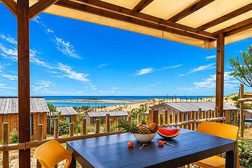 Terras stacaravan, zeezicht, op camping CLICOCHIC Petit Nice in PYLA SUR MER.