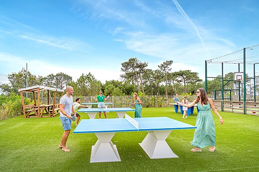 Tafeltennistafels en multisportterrein op camping CLICOCHIC Petit Nice in PYLA SUR MER (33).