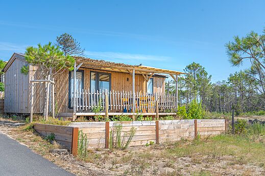 Houten stacaravan met overdekt terras op camping CLICOCHIC Petit Nice in PYLA SUR MER (33).