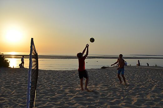 Beachvolleybal op het strand van camping CLICOCHIC Petit Nice in PYLA SUR MER.