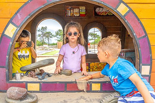 Houten speeltuin, kinderen, camping CLICOCHIC Petit Nice in PYLA SUR MER.