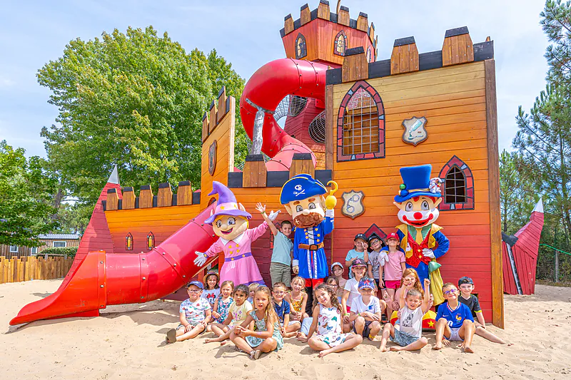 Speelkasteel, kinderen en mascottes op camping CAPFUN Pin�da in CAZAUX (33).