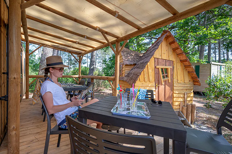 Terras stacaravan, vrouw, kinderhut op camping CAPFUN Pin�da in CAZAUX (33).