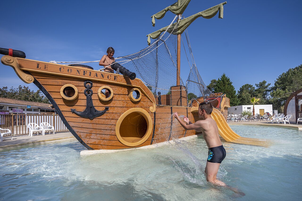 Piratenschip en waterglijbaan voor kinderen op camping CAPFUN Pin�da in CAZAUX (33).