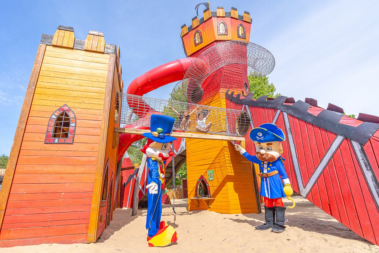 Kasteel speeltuin, glijbaan, mascottes op camping CAPFUN Pin�da in CAZAUX (33).