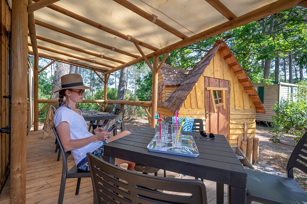 Terras stacaravan, vrouw, kinderhut op camping CAPFUN Pin�da in CAZAUX (33).