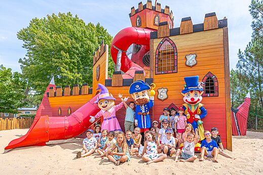 Carabouille Speeltuin - Speelkasteel, kinderen en mascottes op camping CAPFUN Pin�da in CAZAUX (33).