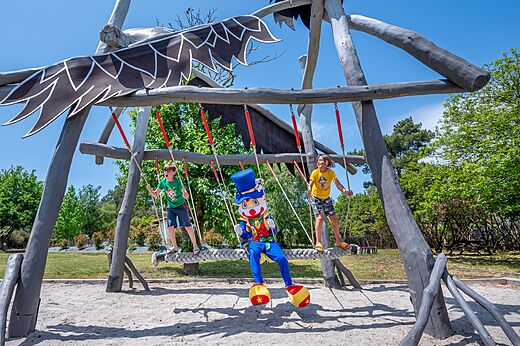 Originele schommel, kinderen en mascotte op camping CAPFUN Pinèda in CAZAUX (33).