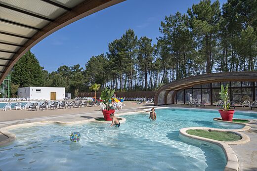 Buitenzwembad en kinderbad met spelende kinderen op camping CAPFUN Pin�da in CAZAUX (33).