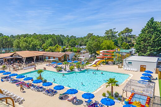Buitenzwembad, reuzenglijbanen en stoelen op camping CAPFUN Pin�da in CAZAUX (33).