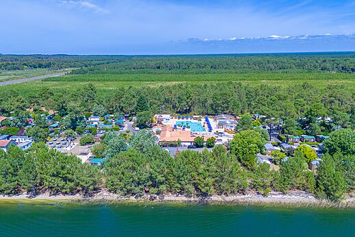 Luchtfoto van waterpark en stacaravans op camping CAPFUN Pin�da in CAZAUX (33).