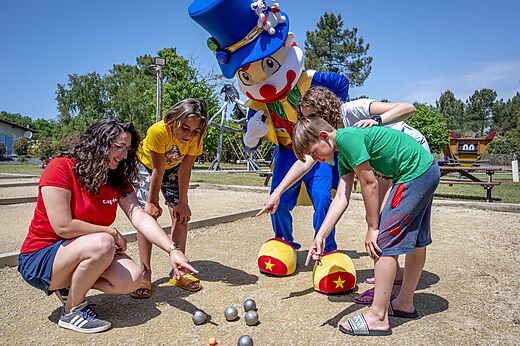 Petanque animatie met mascotte en kinderen op camping CAPFUN Pinèda in CAZAUX (33).