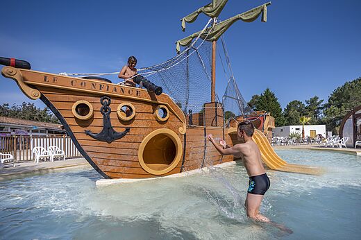 Piratenschip en waterspeeltuin voor kinderen in het zwembad op camping CAPFUN Pin�da in CAZAUX (33).