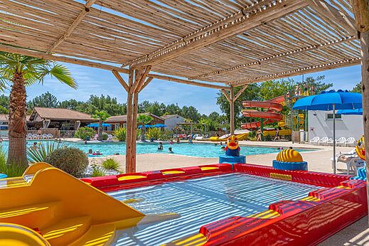 Buitenzwembad met waterglijbanen en waterspeeltuin op camping CAPFUN Pin�da in CAZAUX (33).