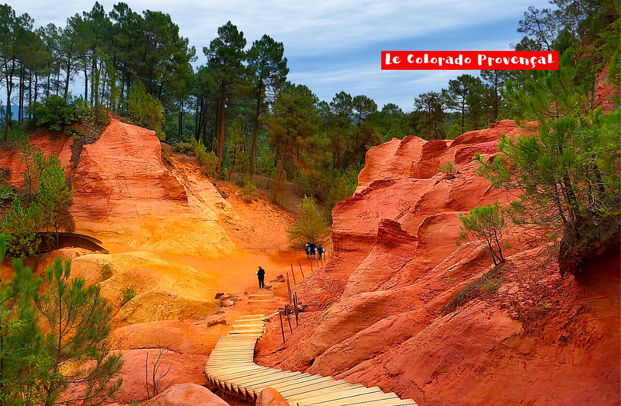 Wandelpad door de okerkleurige kliffen van Colorado Proven�al, te bezoeken nabij de camping.