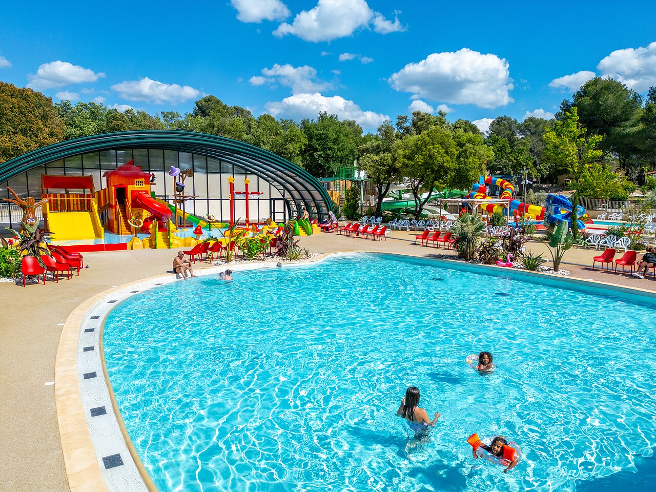 Buitenzwembad, glijbanen en waterspellen op camping CAPFUN Pin�des du Luberon.