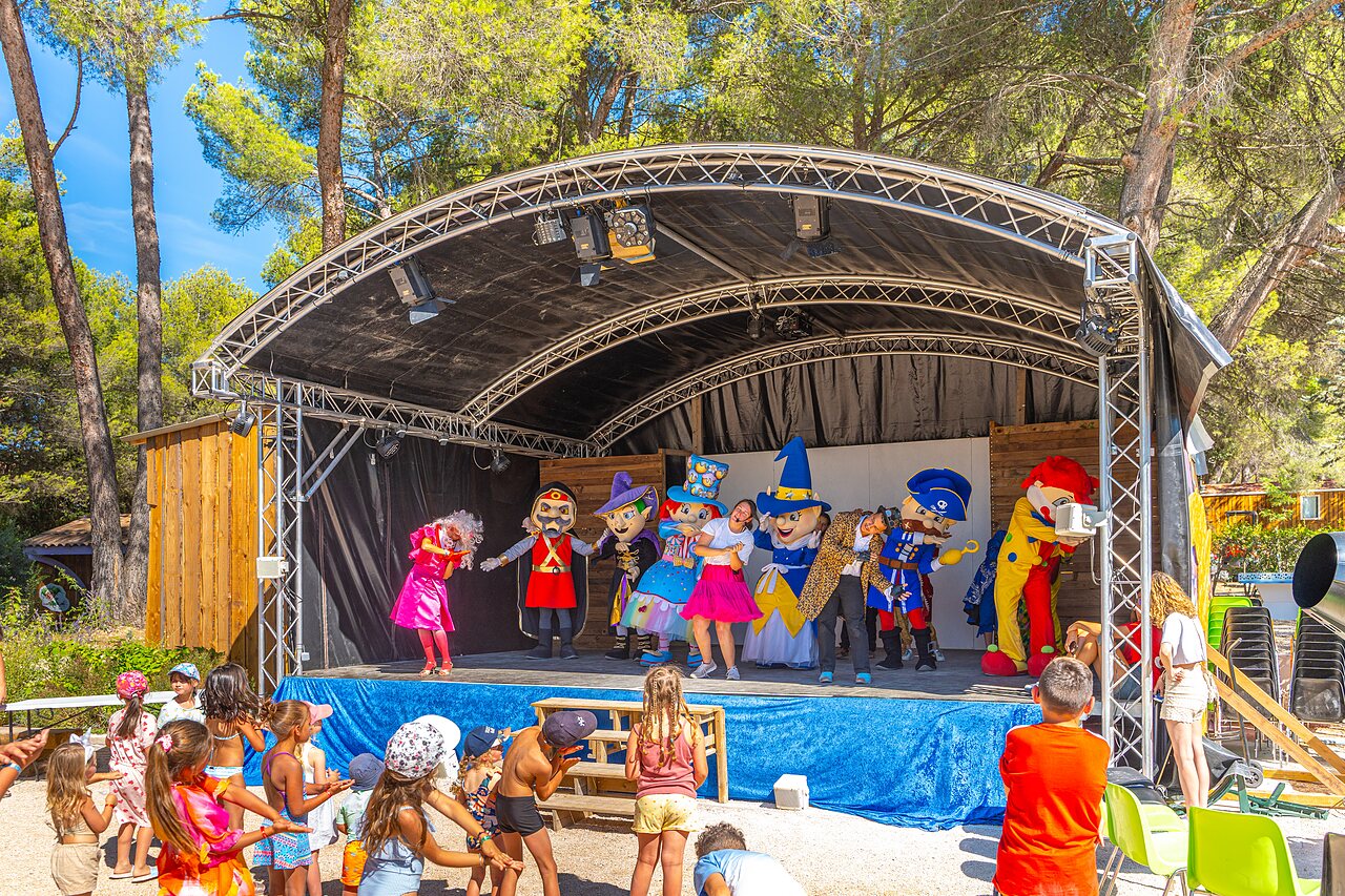 Kinderanimatie, mascottes op podium camping CAPFUN Pin�des du Luberon in PERTUIS.