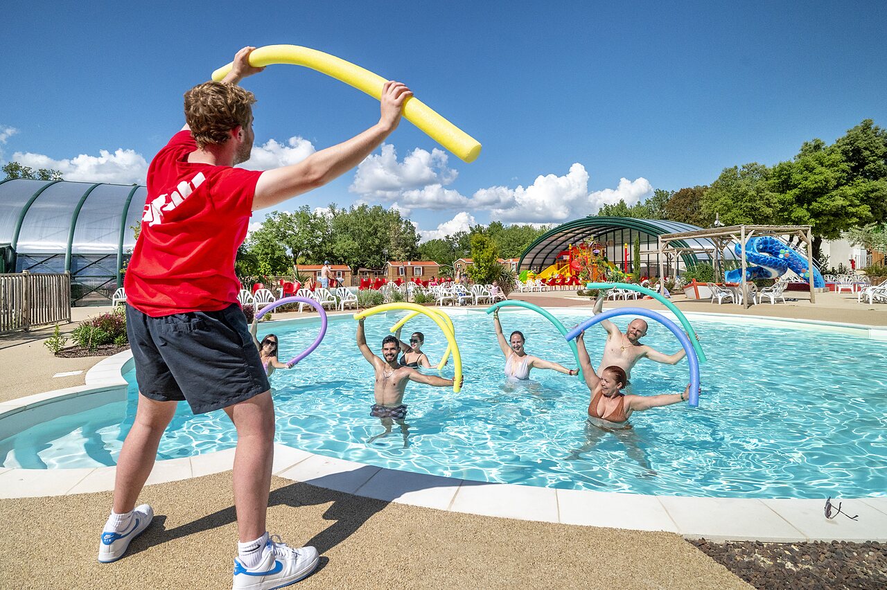 Aquagymles in buitenzwembad op camping CAPFUN Pin�des du Luberon in PERTUIS (84).