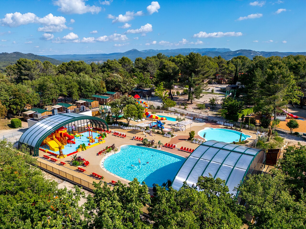 Waterpark, zwembaden, glijbanen en waterspellen op camping CAPFUN Pin�des du Luberon in PERTUIS (84).