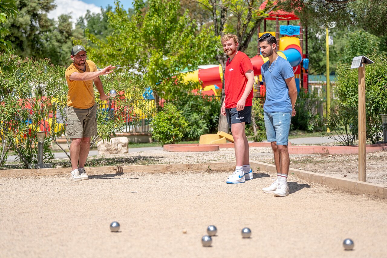 Vrienden spelen jeu de boules bij CAPFUN Pin�des du Luberon in PERTUIS (84).