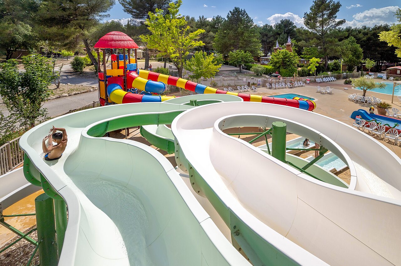 Waterglijbanen en buitenzwembad op camping CAPFUN Pin�des du Luberon in PERTUIS (84).
