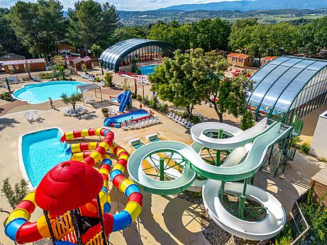 Buitenbaden en reuzenglijbanen op camping CAPFUN Pinèdes du Luberon in PERTUIS (84).