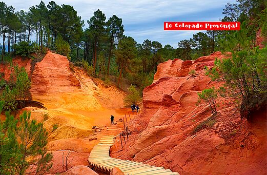 De Provençaalse Colorado, okerlandschappen nabij Roussillon in de Provence.