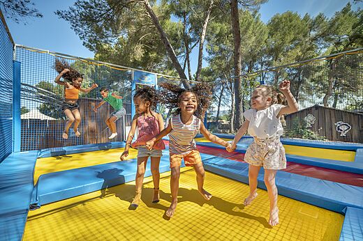 Kinderen springen op de trampolines van camping CAPFUN Pinèdes du Luberon in PERTUIS (84).