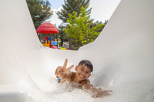 Kind op waterglijbaan camping CAPFUN Pin�des du Luberon, PERTUIS.