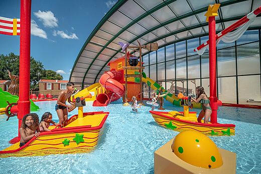 Zwembad, glijbanen en waterspelen op camping CAPFUN Pin�des du Luberon in PERTUIS (84).