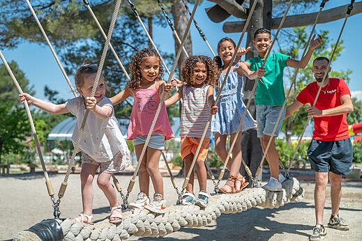 Kinderen en animator spelen op een touwbrug op camping CAPFUN Pinèdes du Luberon in PERTUIS (84).