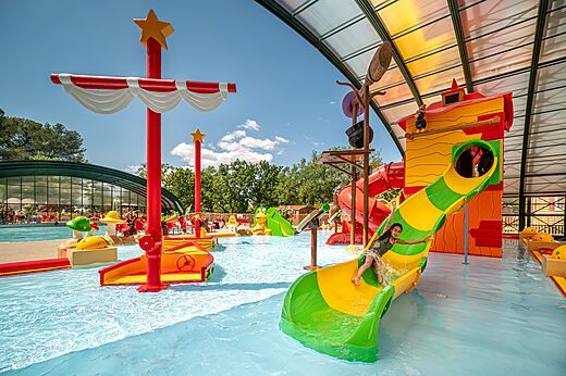 Waterglijbaan, waterspellen op camping CAPFUN Pinèdes du Luberon in PERTUIS.