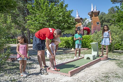 Minigolf met kinderen en animator op camping CAPFUN Pinèdes du Luberon in PERTUIS (84).