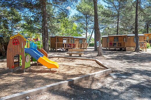Kinderspeeltuin en stacaravans op camping CAPFUN Pin�des du Luberon in PERTUIS.