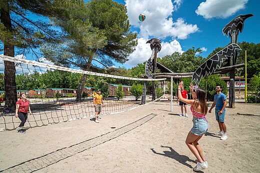 Zand volleybalveld met spelers op camping CAPFUN Pin�des du Luberon.