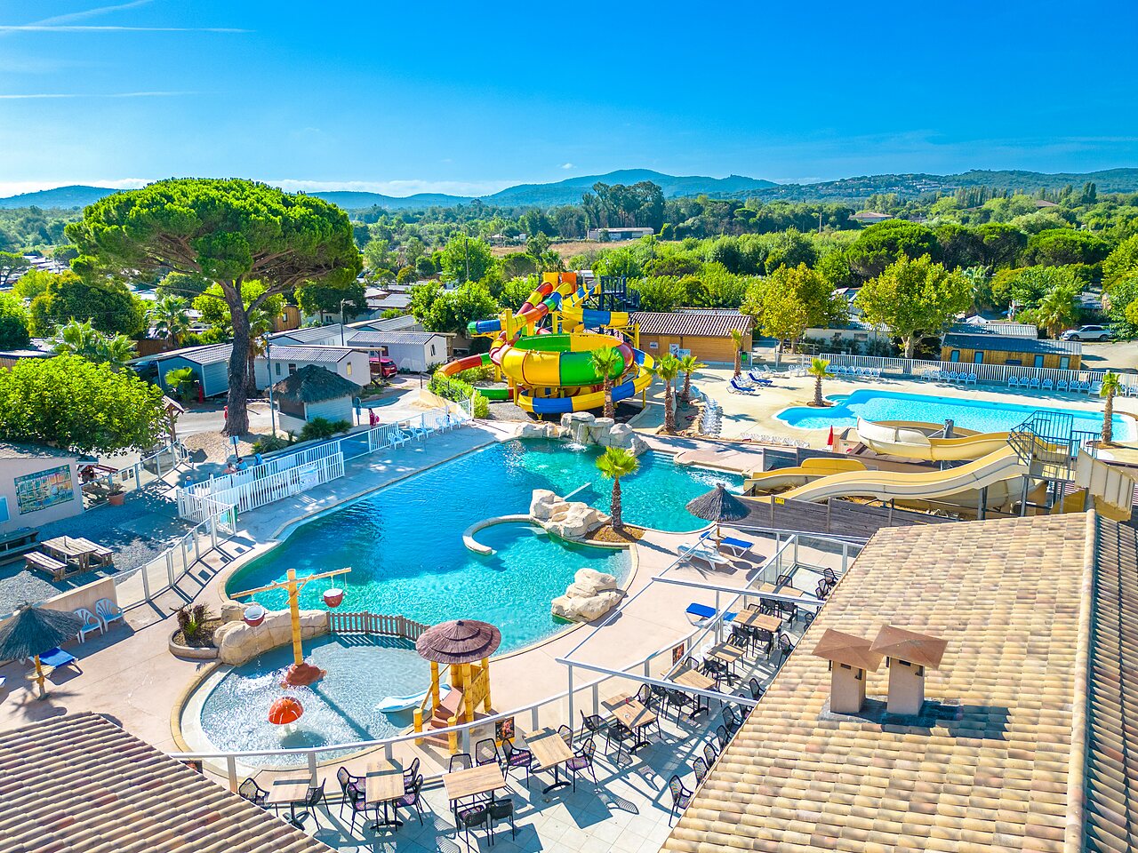 Reuzenglijbanen en buitenzwembaden op camping CAPFUN La Pin�de de Grimaud (83).