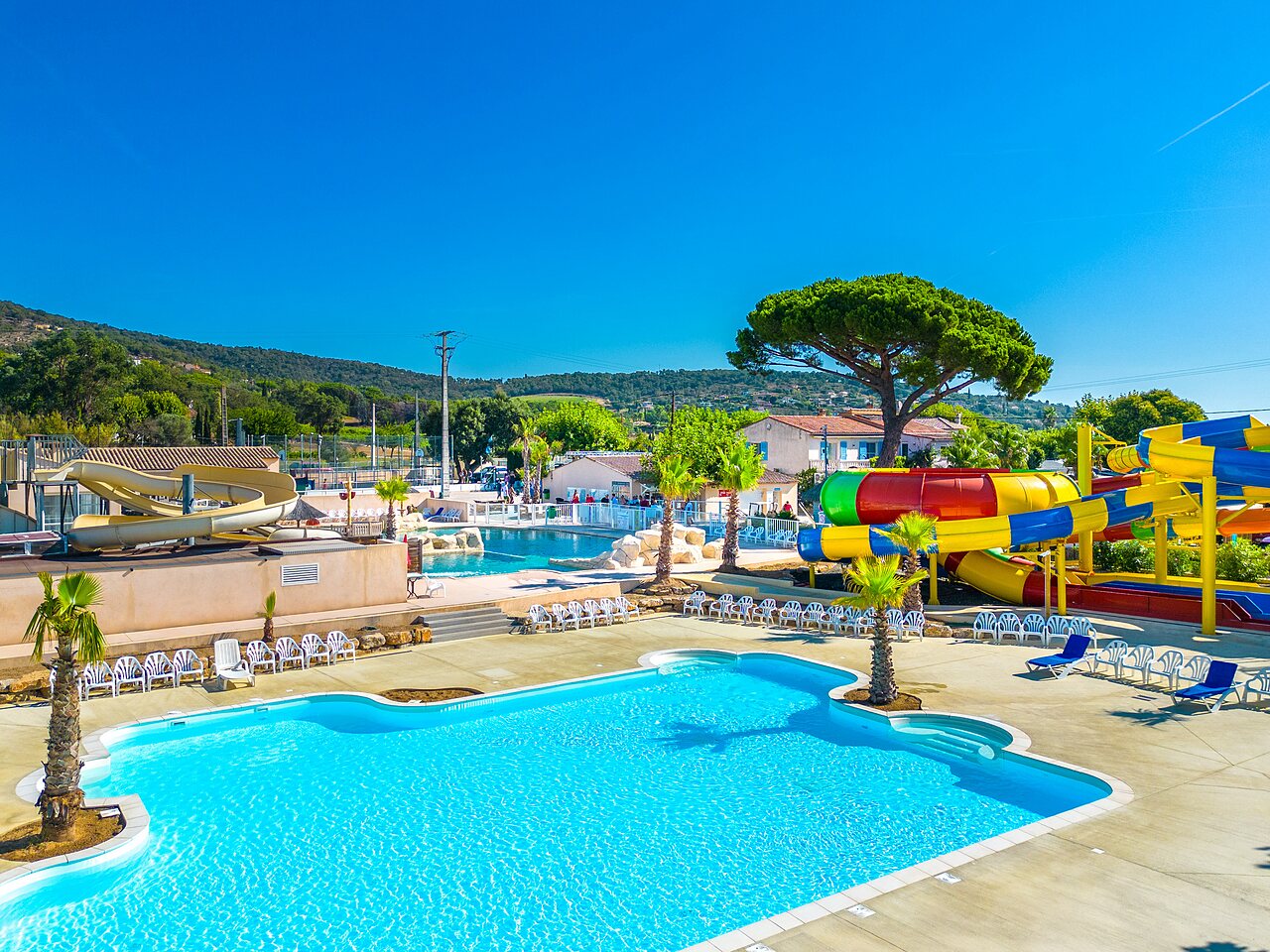 Buitenbaden, waterglijbanen op camping CAPFUN La Pin�de de Grimaud (83).