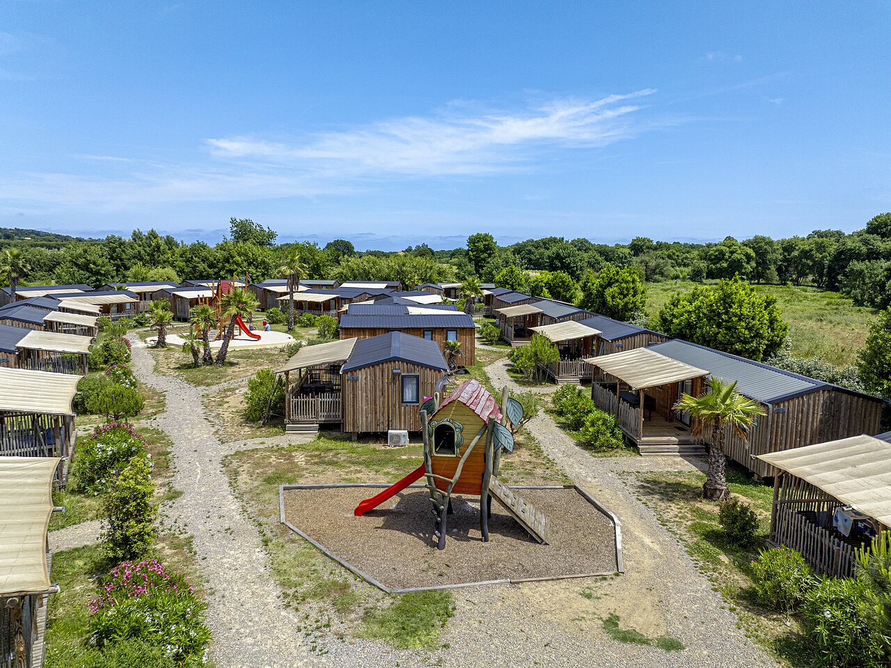 Houten Mobil-homes en kinderspeeltuinen op camping CAPFUN La Pin�de de Grimaud in Grimaud (83).